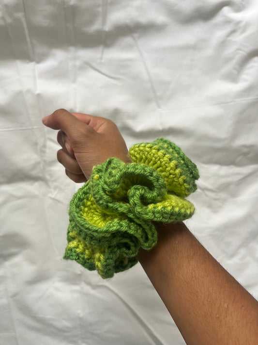 crochet ruffle scrunchie