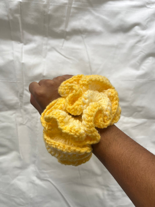 crochet ruffle scrunchie